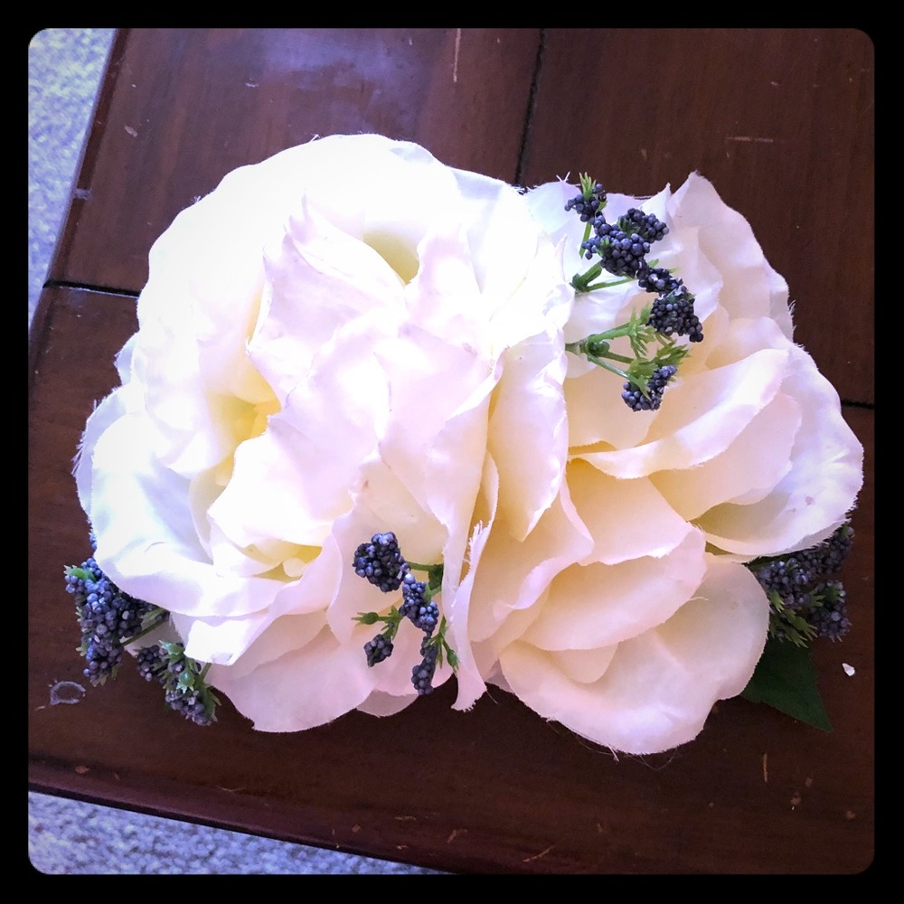 Handmade white flower hair clip or brooch
